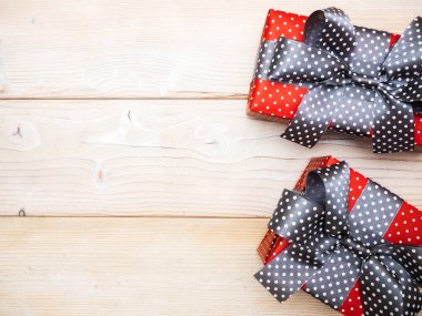 Ahşap tahta üzerinde paketlenmiş hediye kutuları bileşimi. Kutlamalar kavramı