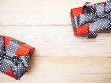 Ahşap tahta üzerinde paketlenmiş hediye kutuları bileşimi. Kutlamalar kavramı