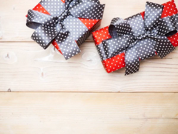 Hediye kutuları ahşap tahta üzerinde kahverengi şeritler. Tatil kavramı