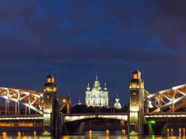 Neva Nehri Bolsheokhtinsky köprüden alacakaranlık içinde. Saint-Petersburg, Rusya Federasyonu