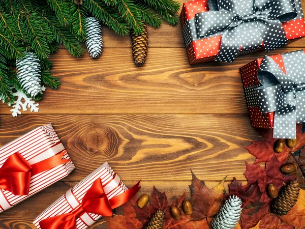 Χριστουγεννιάτικη Σύνθεση Fir Κλαδιά Κώνους Μαζί Κουτιά Δώρων Στο Ξύλινο — Φωτογραφία Αρχείου