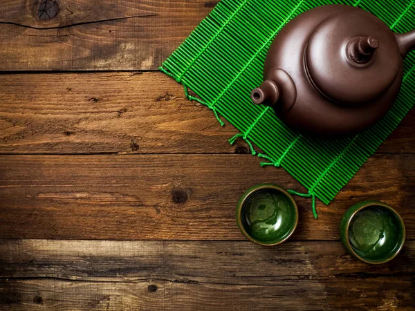 Ahşap masa üzerinde yeşil Japon çay. Kopya alanı ile üstten görünüm