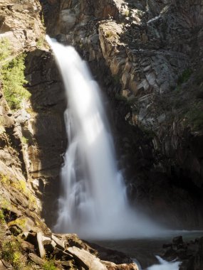 Dağlarda şelale. Altai Cumhuriyeti, Rusya
