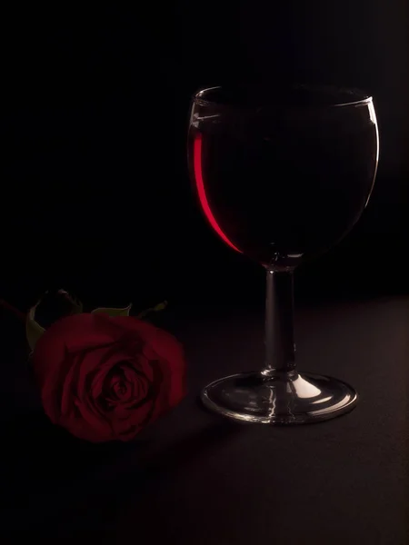 Copo Vinho Tinto Rosa Vermelha Mesa Tecla Baixa — Fotografia de Stock