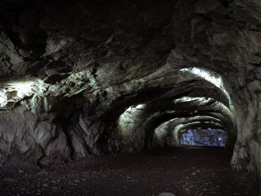 Adit terk edilmiş mermer ocağında. Dağlardaki maden