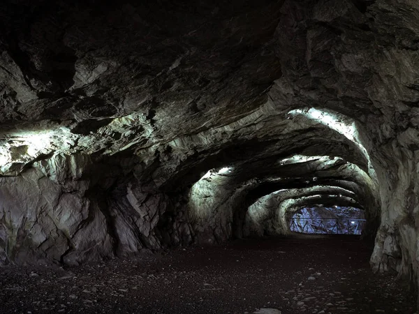 Adit terk edilmiş mermer ocağında. Dağlardaki maden