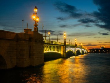 Saint Petersburg 'daki Neva Nehri' nin karşısındaki Trinity Köprüsü