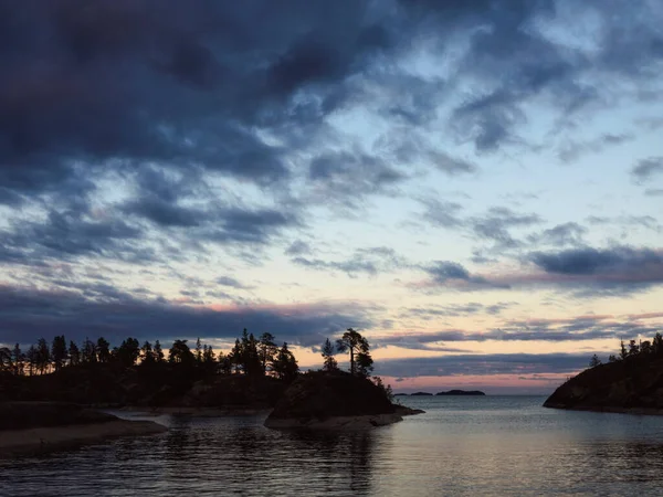 Silhuetas Pequenas Ilhas Contra Pano Fundo Céu Por Sol Lago — Fotografia de Stock