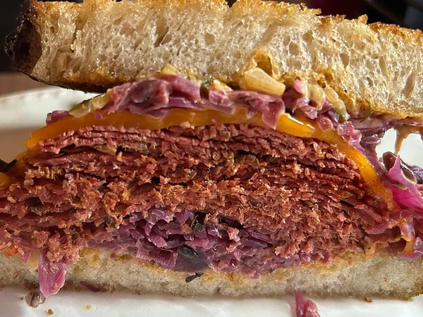 Pastırmalı sandviç, bol pastırmalı sandviç.