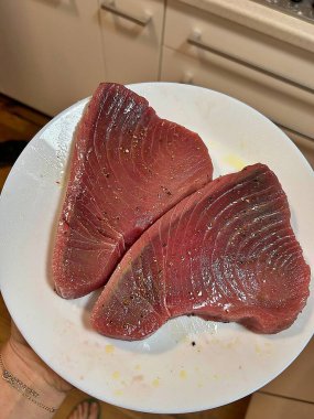 İki büyük parça ton balığı, çiğ ton balığı, ton balığı bifteği.