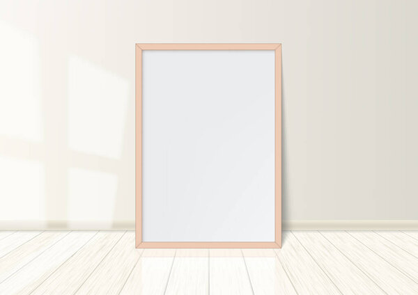 Деревянная рамка с плакатом на белом полу