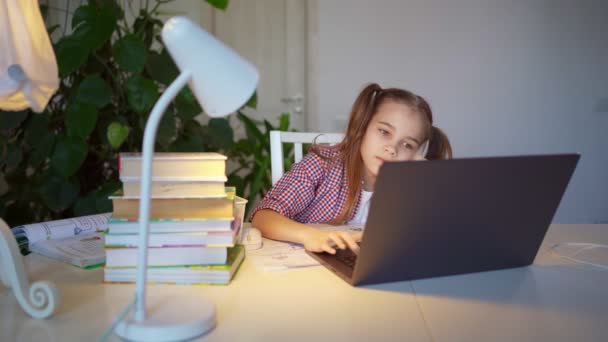 Chica cansada hace las lecciones, tarea en el portátil . — Vídeo de stock