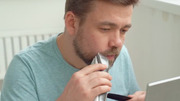 O homem faz um corte de cabelo de barba. salões de beleza são fechados por causa da pandemia — Vídeo de Stock