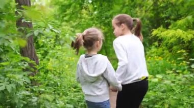 Küçük kızlar ormanda birilerinden kaçıyorlar. Çocuklar tehlikedeydi.