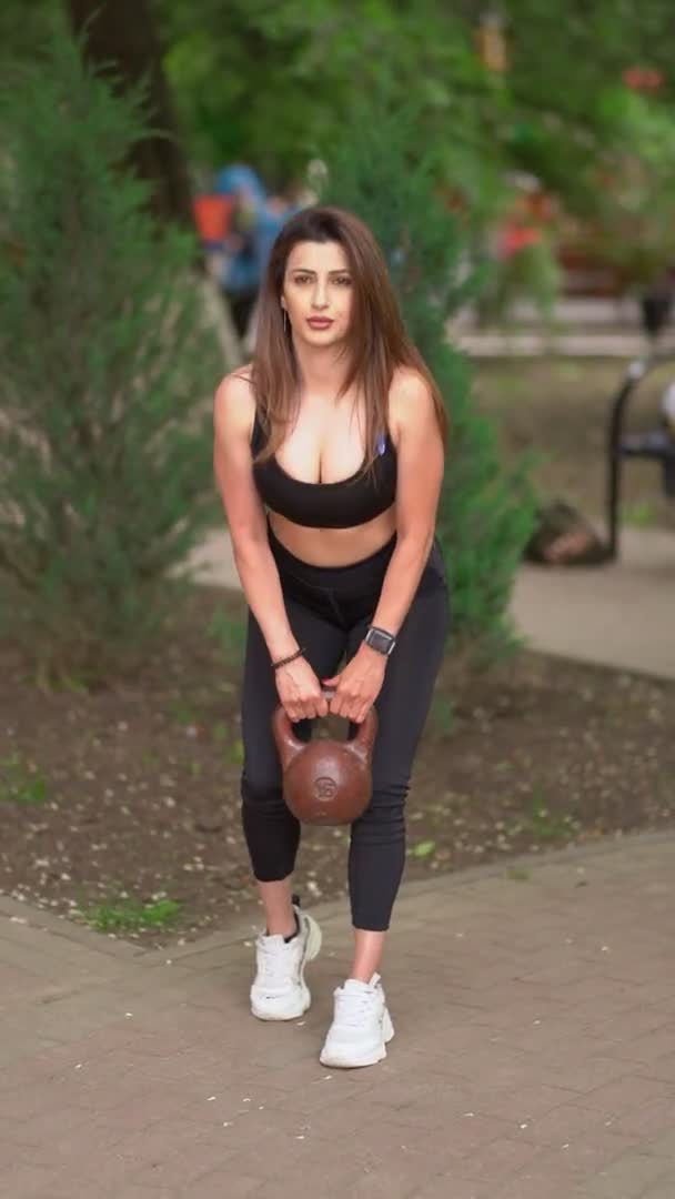 Kız sporcu kız ağırlık egzersizi yapıyor.. — Stok video