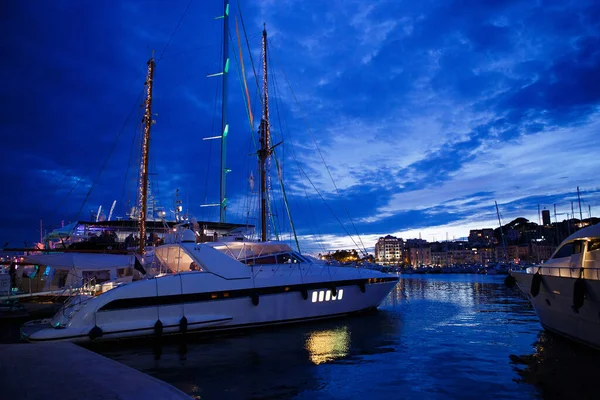 Luxurious yachts and boats in the port at night. evening, pier, sea, and sky. — Stock Photo, Image