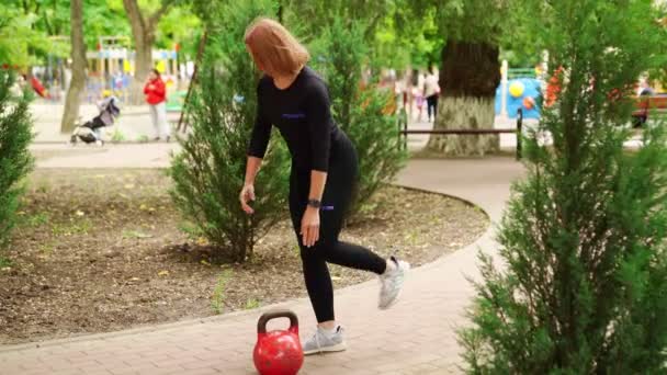 Athlète féminine faisant bascule et maintient l'équilibre sur une jambe . — Video