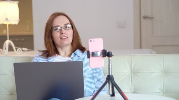 Kvinna i glasögon undervisar leder live, spela in webinar. socialt avstånd. — Stockvideo