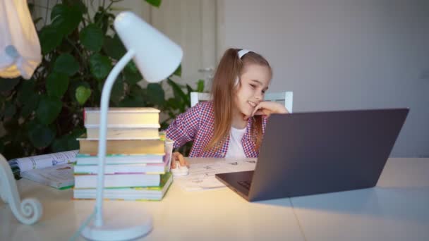 Nastolatka uczennica w słuchawki cieszy się koniec w Internecie lekcja. — Wideo stockowe