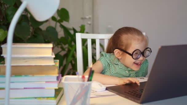 Gözlüklü kız laptopta öğreniyor. uzaklık eğitimi. — Stok video