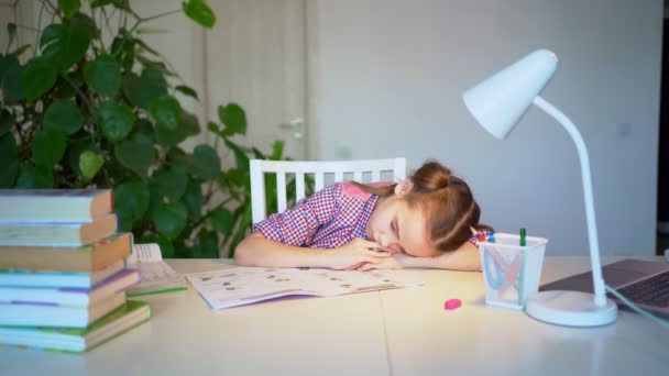 Chica cansada hace las lecciones y durmió, tarea en el portátil . — Vídeos de Stock