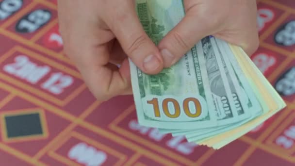 Mannelijke handen tellen en geven contant geld in casino. — Stockvideo