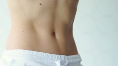 Güzel atletik göbek. Kadın presinin şişmiş kasları.