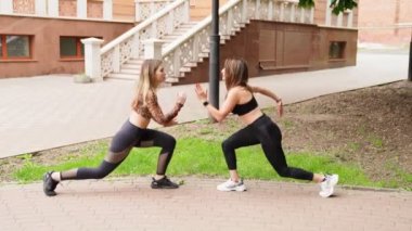 Spor elbiseli kızlar, hamleler, Park 'ta esneme hareketleri..