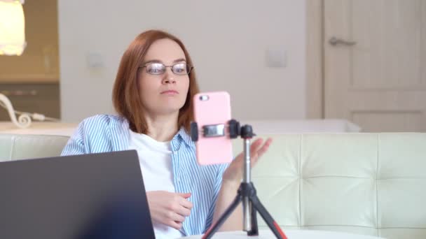 Kobieta w okularach uczy na żywo, nagrywa webinarium. odległość społeczna. — Wideo stockowe