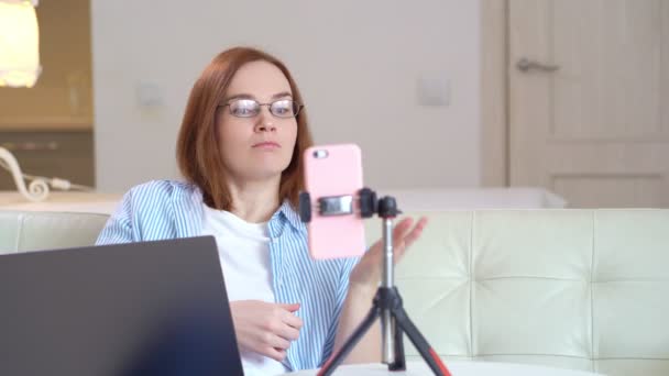 Frau mit Brille unterrichtet live, nimmt Webinar auf. Soziale Distanz. — Stockvideo