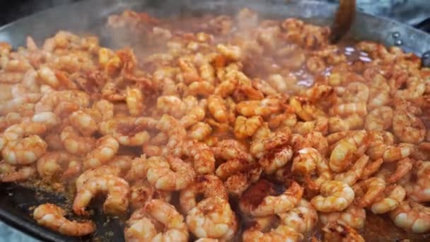 Seafood. king prawns fried with sweet peppers outdoors in frying pan. — Stock Video