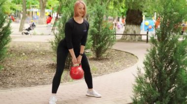 Güzel sporcu kız sporcu. Ağırlıkla egzersiz yapıyor..