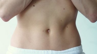 Güzel atletik göbek. Kadın presinin şişmiş kasları.