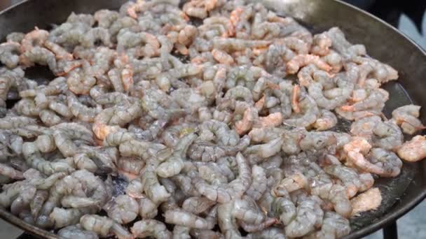 해산물 길거리 음식. 날 것 인왕용 새우는 밖에서 프라이팬에 튀겨 요리하였다. — 비디오