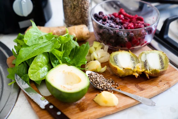 Ingredientes para smoothies em uma placa de madeira. comida saudável. nutrição esportiva . — Fotografia de Stock