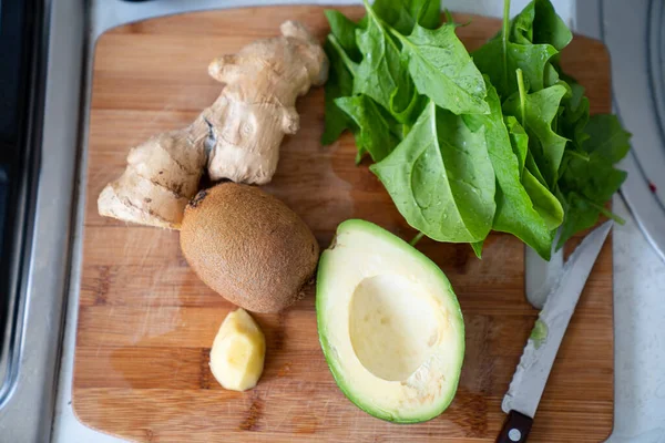 Ingredients for smoothies - kiwi, avocado, spinach and ginger. healthy food. — Stock Photo, Image