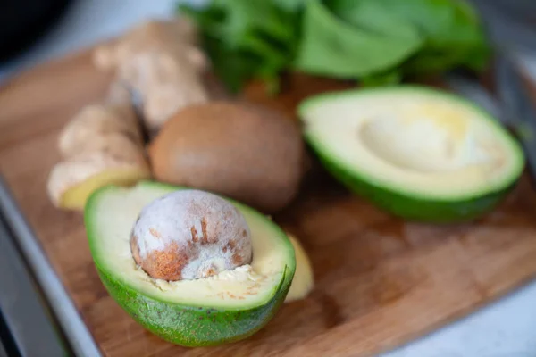 Ingredients for smoothies - avocado, kiwi, spinach and ginger. healthy food. — Stock Photo, Image
