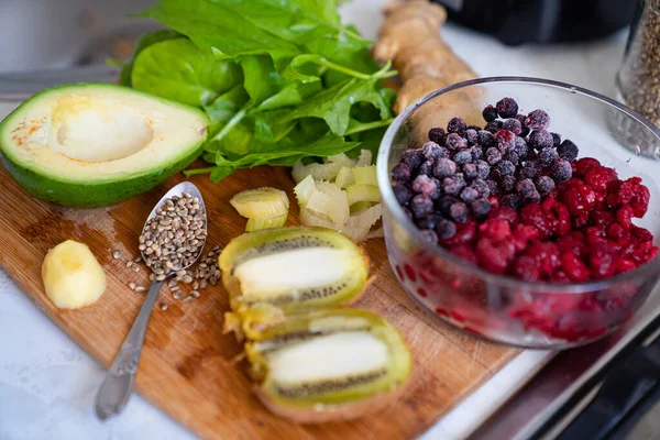 Ingredientes para smoothies em uma placa de madeira. comida saudável. nutrição esportiva . — Fotografia de Stock