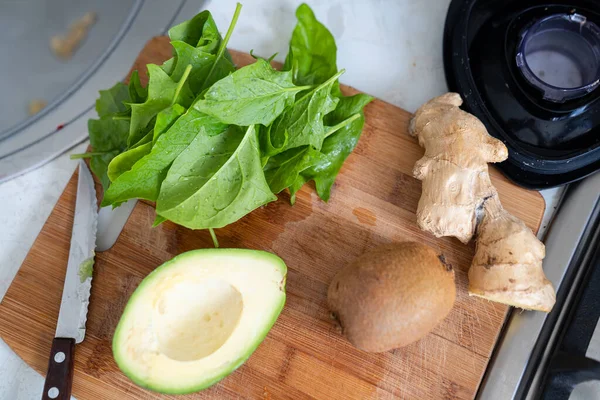 Ingredients for smoothies - kiwi, avocado, spinach and ginger. healthy food. — Stock Photo, Image