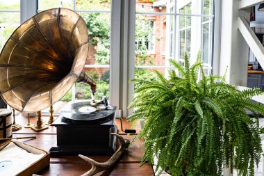 Masada plağı olan retro fonograf. İç mekanda vintage.