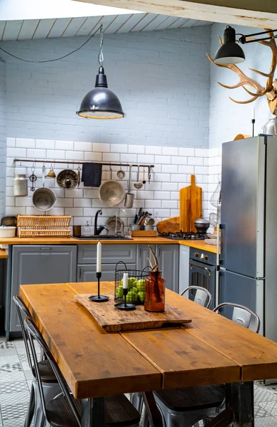 Cocina de estilo escandinavo. manzanas y velas una mesa de madera . — Foto de Stock