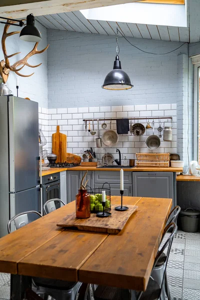 Cozinha em estilo escandinavo. maçãs e velas uma mesa de madeira . — Fotografia de Stock