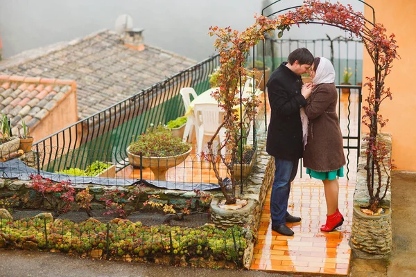 Пара, мужчина и женщина, прогулки под дождем на улице маленького городка в Провансе Франция . — стоковое фото