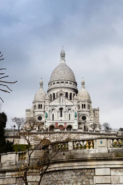 Montmartre colina punto más alto de París. En lo alto Corazón de Jesús Iglesia Católica . — Foto de Stock