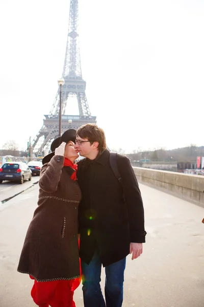 에펠 탑 위를 걷고 있는 남자와 여자. 프랑스 봄의 낭만적 인 여행. — 스톡 사진