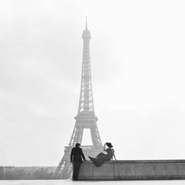 Чорно-білий. Чоловік і жінка у капелюсі на Ейфелевій вежі в Парижі. символ Франції. — стокове фото