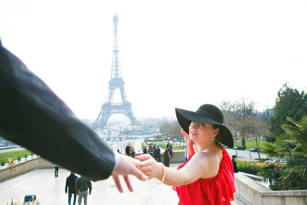 Άντρας και γυναίκα περπατούν στο Παρίσι στον πύργο του Άιφελ. ρομαντικό ταξίδι στην άνοιξη της Γαλλίας. — Φωτογραφία Αρχείου