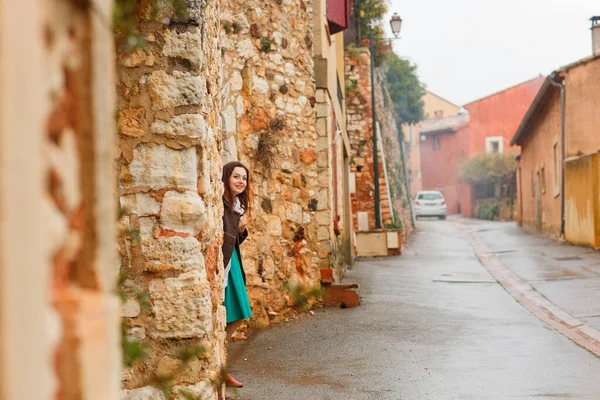Κορίτσι περπατά στη βροχή στο δρόμο της μικρής πόλης στην Προβηγκία Γαλλία. ένα ταξίδι στην Ευρώπη. — Φωτογραφία Αρχείου