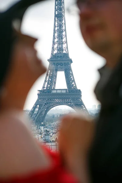 Ейфелева вежа між профілями lovers.people не в фокусі. символ Парижу — стокове фото
