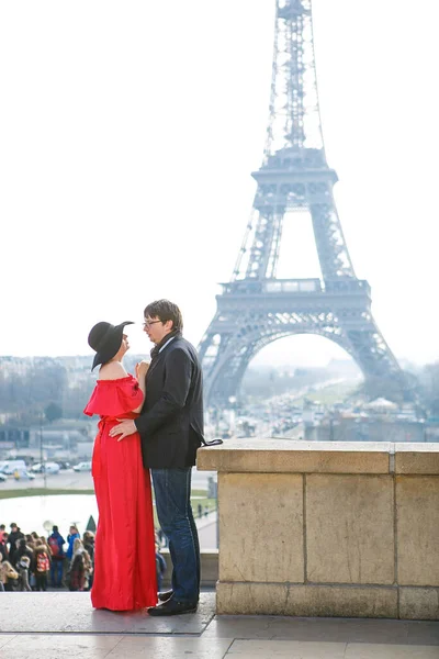붉은 옷을 입고 모자를 쓴 남자와 여자 파리에 있는 에펠 탑. 프랑스 의상 징. — 스톡 사진